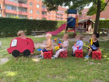 Børn der kører i tog 